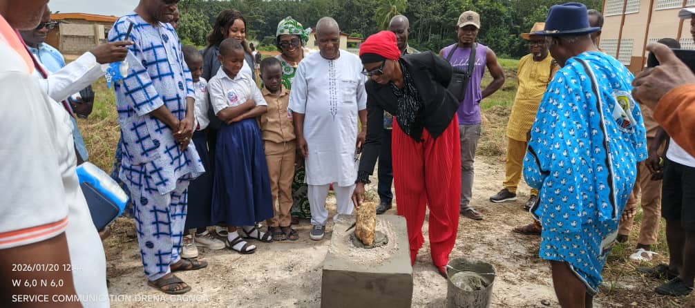 MADAME LE DRENA POSE LA PREMIERE PIERRE DE LA CANTINE SCOLAIRE DU COLLEGE MODERNE DE ZOKROBOUO