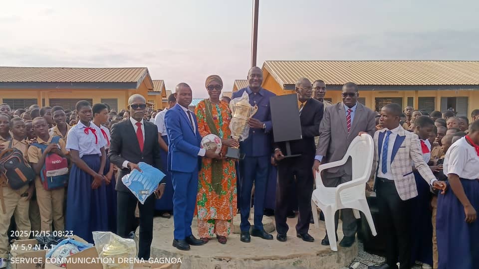 Double cérémonie de Salut aux Couleurs et de remise de dons au Collège Moderne de Gagnoa