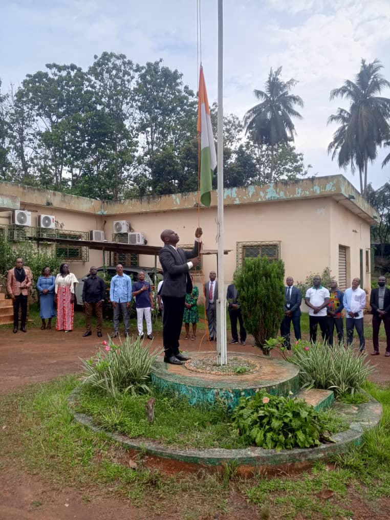 CEREMONIE D'HONNEUR A L'EMBLEME NATIONAL A LA DRENA-ET DE GAGNOA