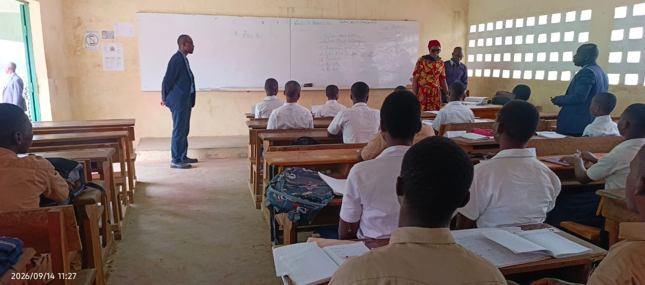 Mme la DRENAET et le représentant du cabinet vérifient l'effectivité des cours
