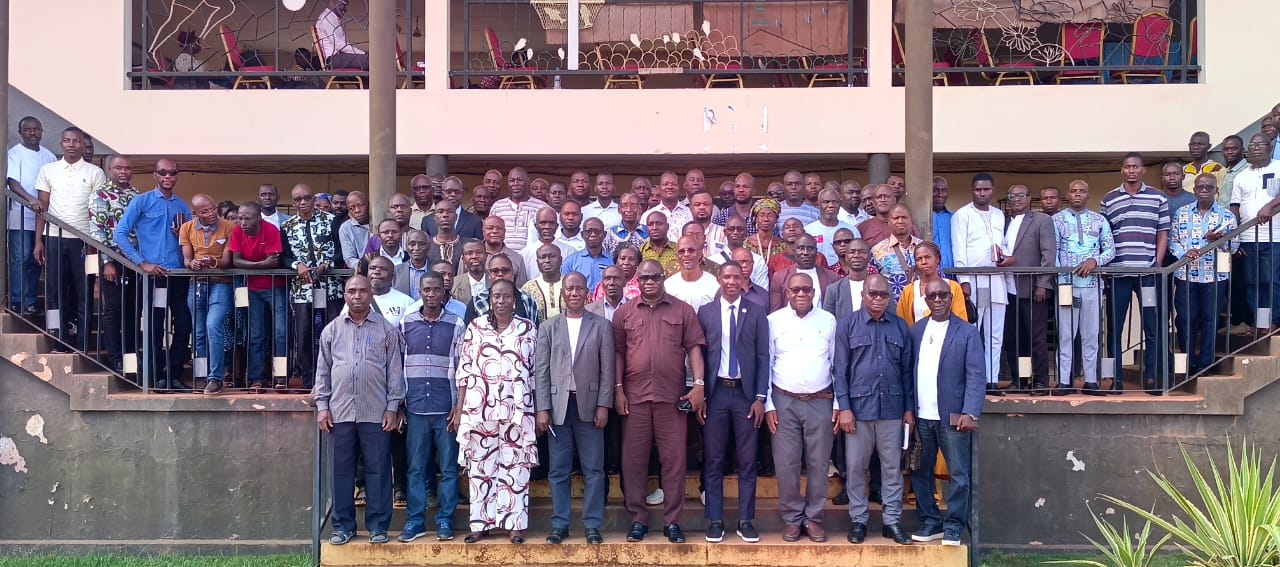 𝗟𝗘 𝗟𝗘𝗔𝗗𝗘𝗥𝗦𝗛𝗜𝗣 𝗗𝗨 𝗗𝗜𝗥𝗘𝗖𝗧𝗘𝗨𝗥 𝗗𝗘𝗦 𝗘́𝗧𝗨𝗗𝗘𝗦 𝗔𝗨 𝗦𝗘𝗥𝗩𝗜𝗖𝗘 𝗗𝗘 𝗟𝗔 𝗣𝗘𝗥𝗙𝗢𝗥𝗠𝗔𝗡𝗖𝗘 𝗗𝗘𝗦 𝗘́𝗧𝗔𝗕𝗟𝗜𝗦𝗦𝗘𝗠𝗘𝗡𝗧𝗦